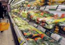 Rifiuti, plastica non necessaria in quasi metà alimentari supermercati