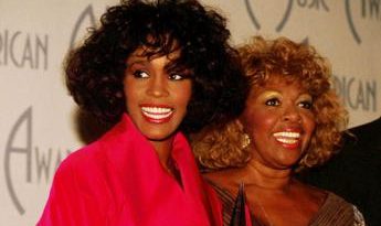 Whitney Houston, morta la madre Cissy: la leggendaria cantante gospel aveva 91 anni