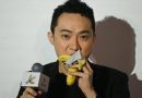 Justin Sun ha mangiato la banana di Cattelan, l’ha pagata 6,2 milioni