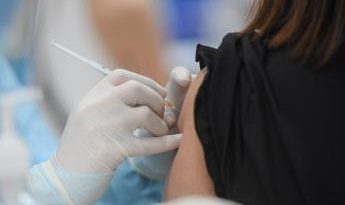 Vaccini, italiani divisi: efficaci per 7 su 10 ma rischiosi per 4 su 10