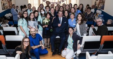 Giovanni e Anna con gli operatori del Centro Clinico NeMO di Milano